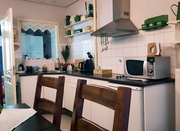 Komfortables Badezimmer im Ferienhaus De Berkeboom, Winterswijk, mit praktischem Stauraum und Annehmlichkeiten in Achterhoek, Gelderland.