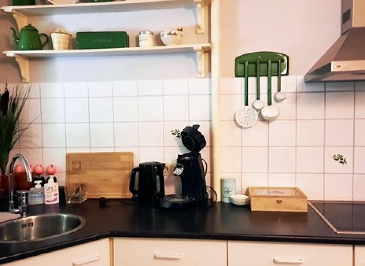 Komfortables Badezimmer im Ferienhaus De Berkeboom, Winterswijk, mit praktischem Stauraum und Annehmlichkeiten in Achterhoek, Gelderland.