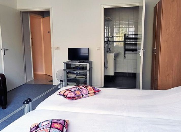 Komfortables Badezimmer im Ferienhaus De Berkeboom, Winterswijk, mit praktischem Stauraum und Annehmlichkeiten in Achterhoek, Gelderland.