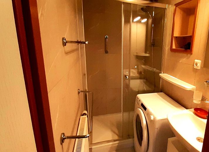 Gezellige woonkamer van Boshuisje 'de Wielewaal' in Winterswijk, Achterhoek. Vakantiehuis met comfortabel interieur en tuinzicht.