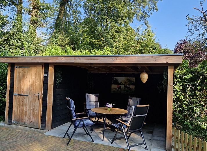 Gezellige woonkamer van Boshuisje 'de Wielewaal' in Winterswijk, Achterhoek. Vakantiehuis met comfortabel interieur en tuinzicht.