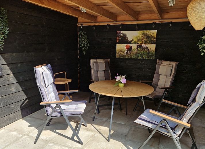 Gezellige woonkamer van Boshuisje 'de Wielewaal' in Winterswijk, Achterhoek. Vakantiehuis met comfortabel interieur en tuinzicht.