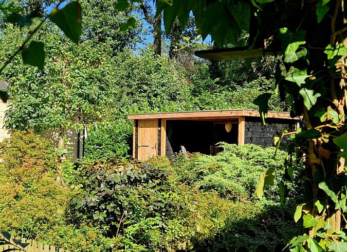 Gezellige keuken en eetruimte in Boshuisje de Wielewaal, vakantiehuis in Winterswijk, Achterhoek, Gelderland, met moderne voorzieningen.