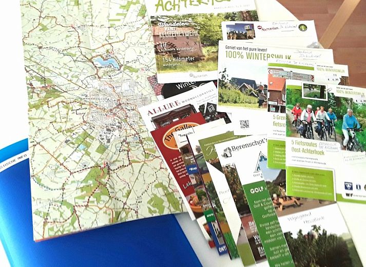 Gezellige keuken en eetruimte in Boshuisje de Wielewaal, vakantiehuis in Winterswijk, Achterhoek, Gelderland, met moderne voorzieningen.