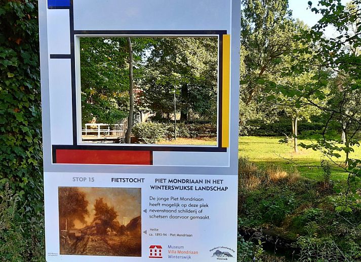 Sfeervolle slaapkamer in Boshuisje 'de Wielewaal', een vakantiehuis in Winterswijk, Achterhoek, Gelderland, met comfortabel tweepersoonsbed.