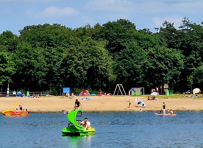 Sfeervolle slaapkamer in Boshuisje 'de Wielewaal', een vakantiehuis in Winterswijk, Achterhoek, Gelderland, met comfortabel tweepersoonsbed.