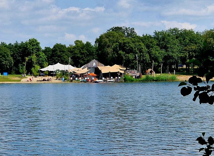 Sfeervolle slaapkamer in Boshuisje 'de Wielewaal', een vakantiehuis in Winterswijk, Achterhoek, Gelderland, met comfortabel tweepersoonsbed.