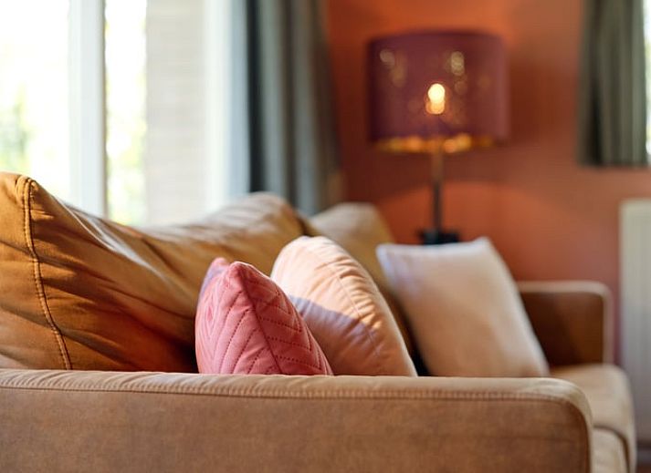 Hond genietend van de tuin bij Vakantiehuisje in Winterswijk, Achterhoek, Gelderland.