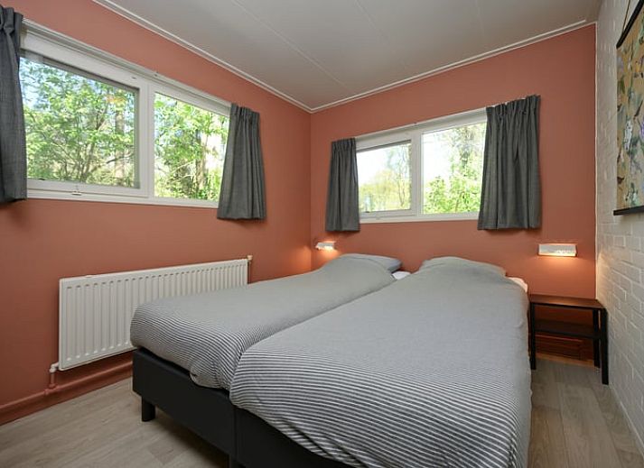 Hond genietend van de tuin bij Vakantiehuisje in Winterswijk, Achterhoek, Gelderland.