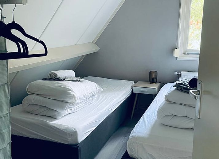 Lichte slaapkamer in vakantiehuisje in Winterswijk, Gelderland, met comfortabel tweepersoonsbed.