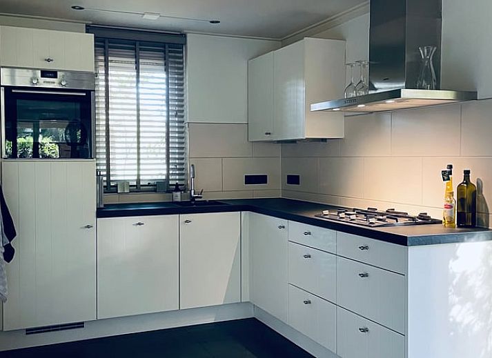 Lichte slaapkamer in vakantiehuisje in Winterswijk, Gelderland, met comfortabel tweepersoonsbed.