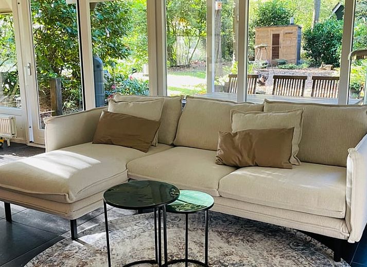 Lichte slaapkamer in vakantiehuisje in Winterswijk, Gelderland, met comfortabel tweepersoonsbed.