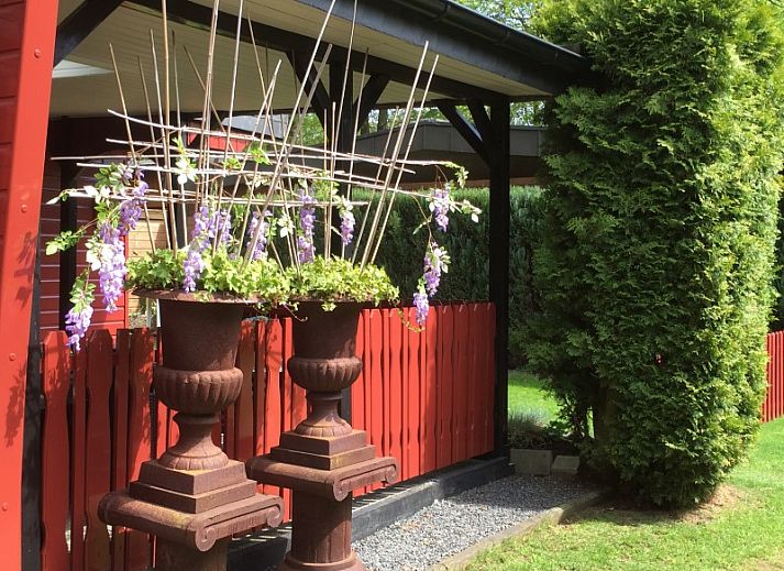 berdachte Veranda des Ferienhauses in Winterswijk, Achterhoek, mit gemtlicher Sitzecke und Gartenblick.