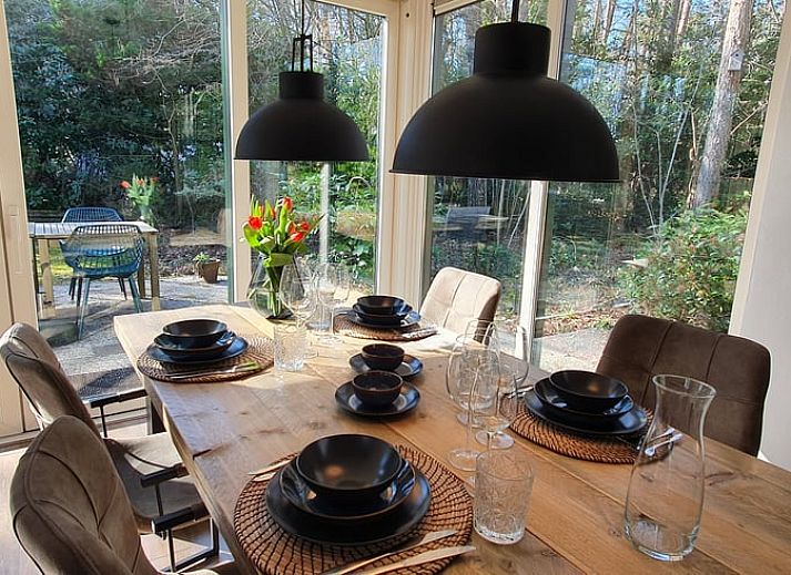 Gezellige woonkamer in Vakantiehuis in Barchem, Achterhoek, Gelderland met comfortabele zitruimte en uitzicht op de natuur.