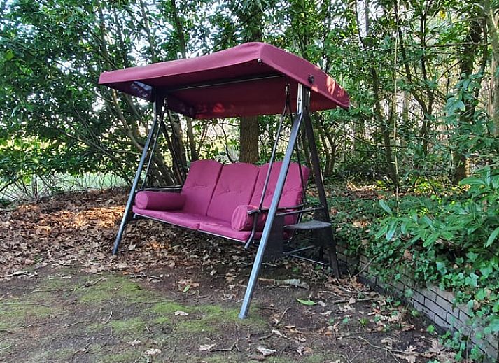 Eetruimte in Vakantiehuis in Barchem, Achterhoek, Gelderland met uitzicht op de tuin en veel natuurlijk licht.
