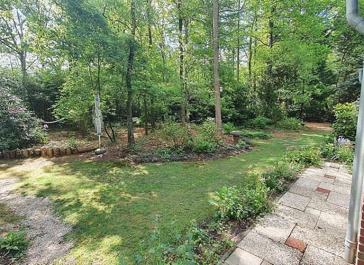 Eetruimte in Vakantiehuis in Barchem, Achterhoek, Gelderland met uitzicht op de tuin en veel natuurlijk licht.