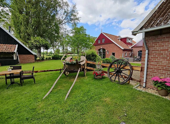 Essecke in der Ferienvilla Amalia 2, Kotten, mit Blick auf die gruene Umgebung.
