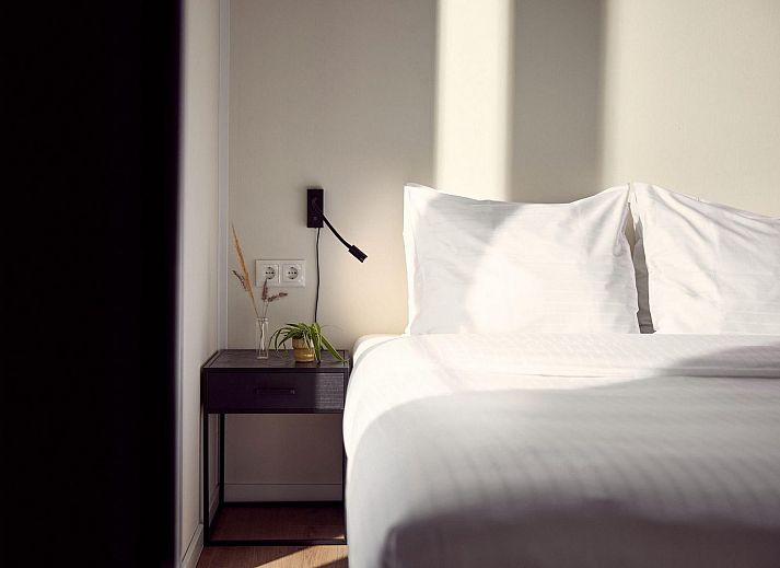 Moderne woonkamer van Vakantievilla Amalia 4 in Kotten, Achterhoek met keuken en eethoek.