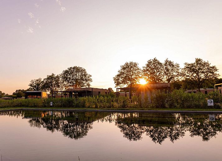 Moderne woonkamer van Vakantievilla Amalia 4 in Kotten, Achterhoek met keuken en eethoek.