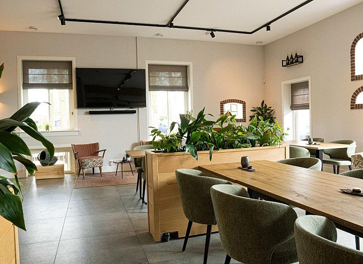 Stijlvolle binnenruimte van Vakantievilla Amalia 4 in Kotten, Achterhoek met open keuken.
