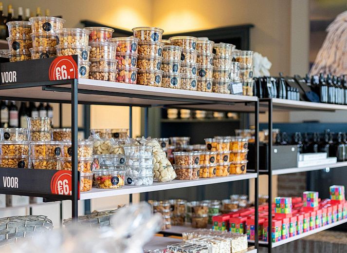 Stijlvolle binnenruimte van Vakantievilla Amalia 4 in Kotten, Achterhoek met open keuken.