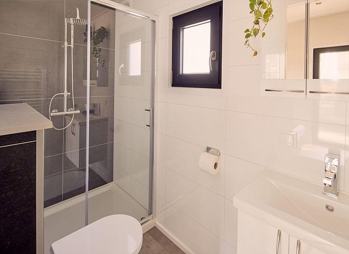 Stijlvolle binnenruimte van Vakantievilla Amalia 2 Deluxe in Kotten, met uitzicht op de groene omgeving van de Achterhoek.