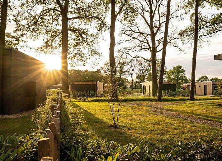 Stijlvolle binnenruimte van Vakantievilla Amalia 2 Deluxe in Kotten, met uitzicht op de groene omgeving van de Achterhoek.