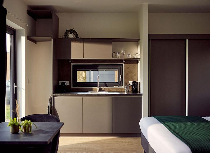 Gezellige slaapkamer in Hotelstudio Amalia, Kotten, Achterhoek met comfortabel bed en natuurlijk licht.