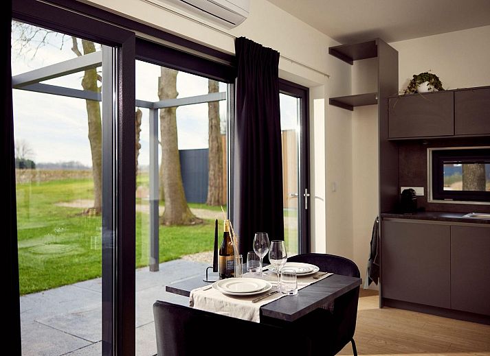 Gezellige slaapkamer in Hotelstudio Amalia, Kotten, Achterhoek met comfortabel bed en natuurlijk licht.