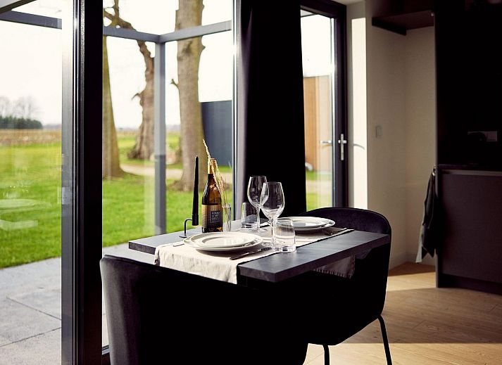 Gezellige slaapkamer in Hotelstudio Amalia, Kotten, Achterhoek met comfortabel bed en natuurlijk licht.