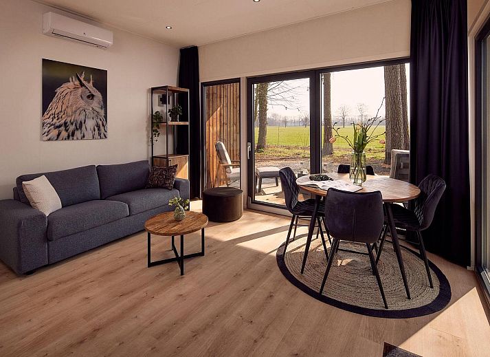 Entdecken Sie die Ferienvilla Boslodge 2 mit Sauna in Kotten, Achterhoek. Geniessen Sie die rustikale Waldumgebung und den ruhigen Weg zwischen den Lodges.