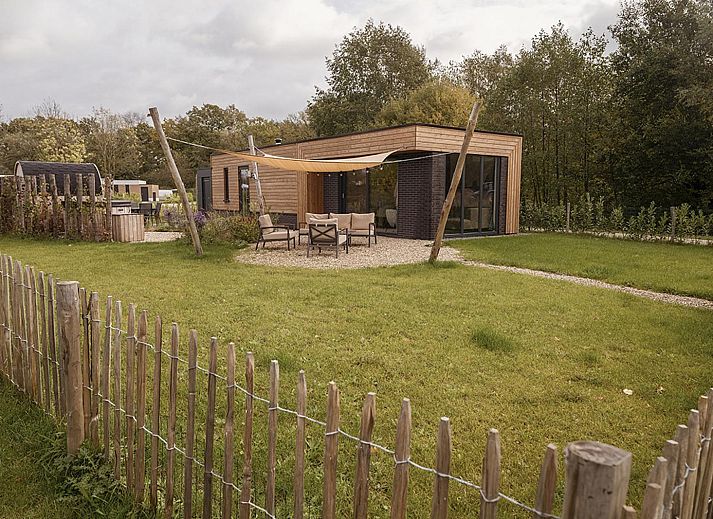 Parklodge 6 in Kotten, Achterhoek: uitzicht op vakantiehuis met hondenhek, sauna en hottub.