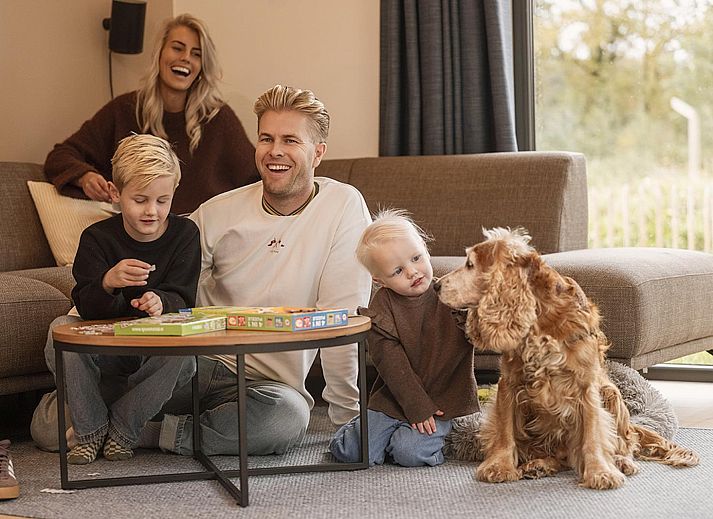Parklodge 6 in Kotten, Achterhoek: uitzicht op vakantiehuis met hondenhek, sauna en hottub.