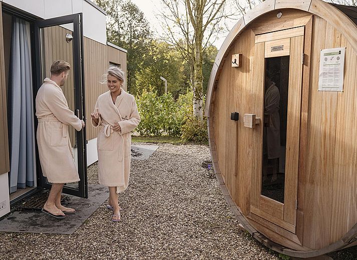 Parklodge 6 in Kotten, Achterhoek: uitzicht op vakantiehuis met hondenhek, sauna en hottub.