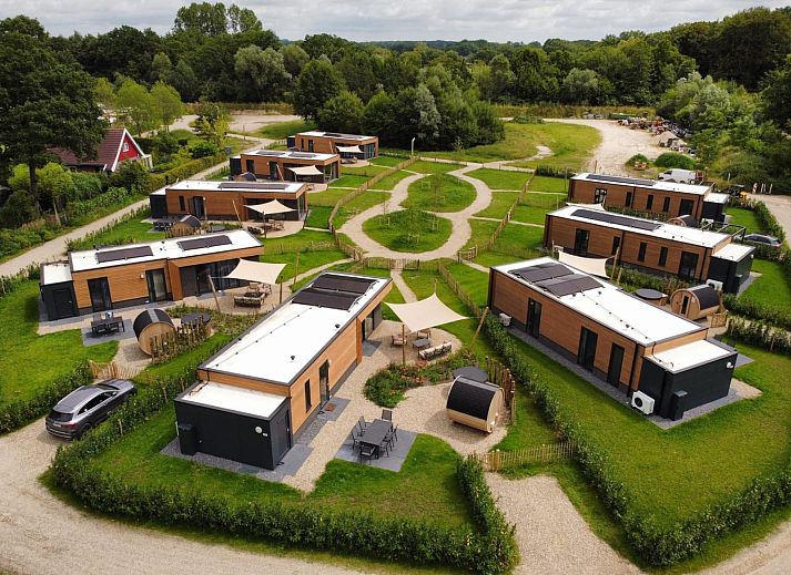Terras van Parklodge 6 in Kotten, Gelderland: vakantiehuis met moderne zitplaatsen en groen.