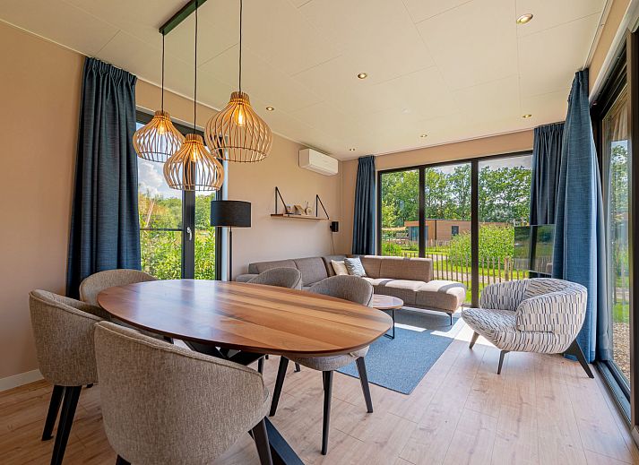 Terras van Parklodge 6 in Kotten, Gelderland: vakantiehuis met moderne zitplaatsen en groen.