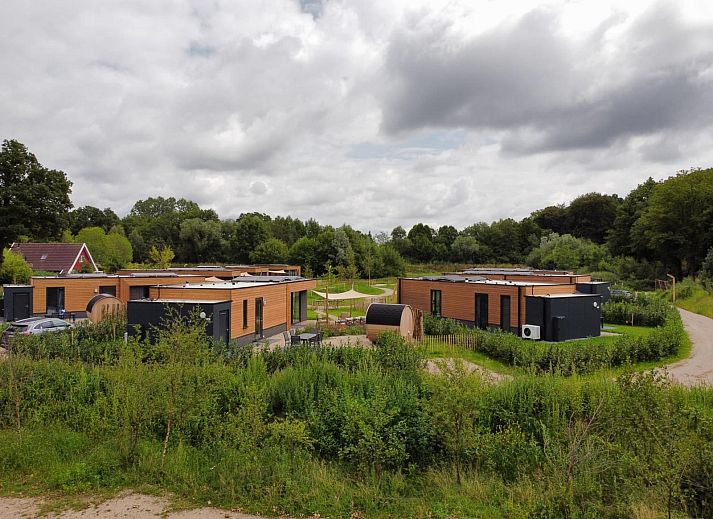 Parklodge 6 in Achterhoek: schaduwrijke zitplek met sauna en hottub in vakantiehuis.