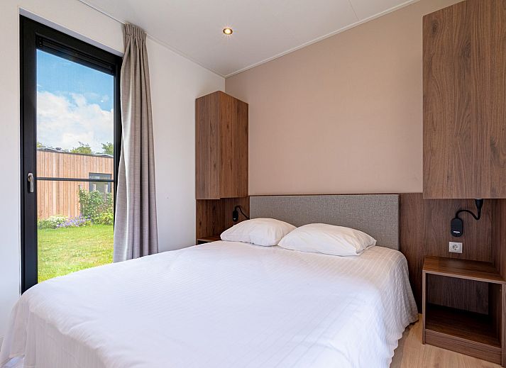 Stijlvolle binnenruimte van Parklodge 6 in Kotten: luxe vakantiehuis met grote ramen.