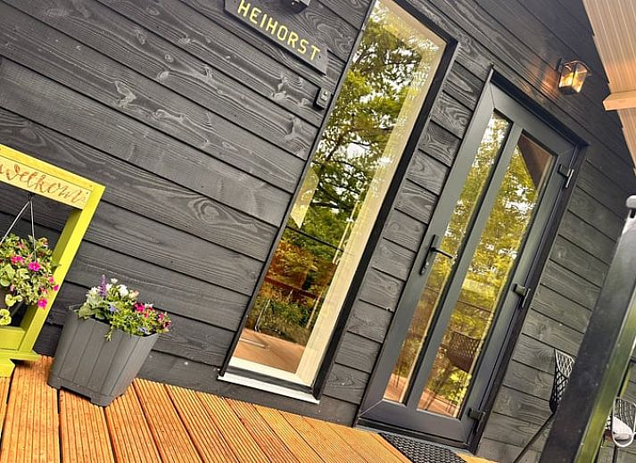 Gemuetlicher Innenbereich des Ferienhauses in Rekken mit Blick auf die Natur in Achterhoek, Gelderland.