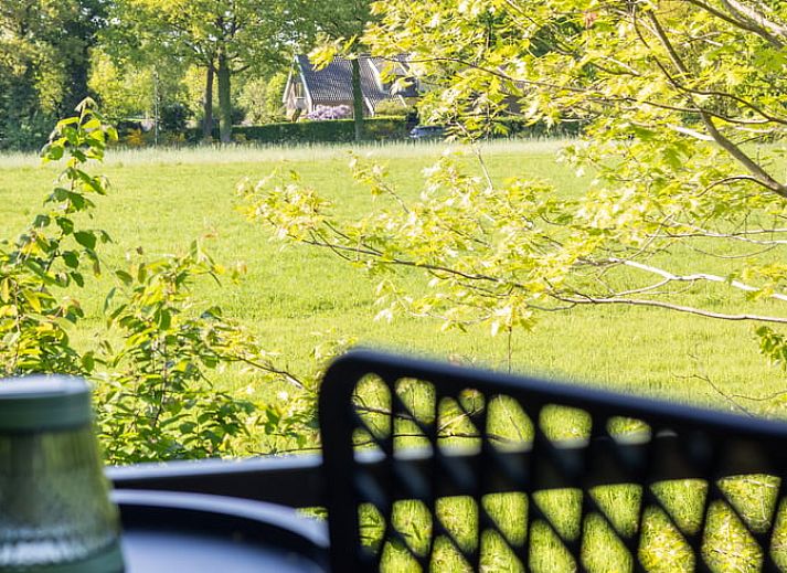 Gemuetlicher Innenbereich des Ferienhauses in Rekken mit Blick auf die Natur in Achterhoek, Gelderland.