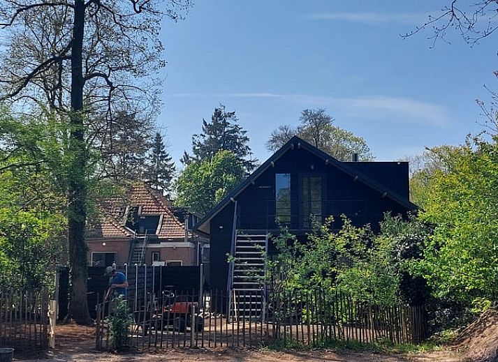 Gemuetlicher Innenbereich des Ferienhauses in Rekken mit Blick auf die Natur in Achterhoek, Gelderland.