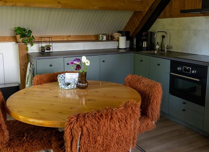 Holzschild des Ferienhauses in Rekken, gelegen in der laendlichen Umgebung von Achterhoek, Gelderland.