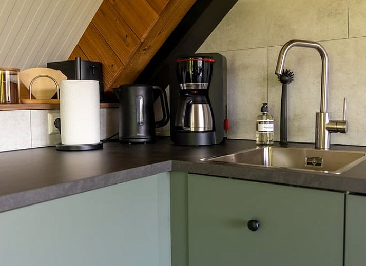 Holzschild des Ferienhauses in Rekken, gelegen in der laendlichen Umgebung von Achterhoek, Gelderland.