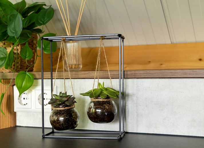 Holzschild des Ferienhauses in Rekken, gelegen in der laendlichen Umgebung von Achterhoek, Gelderland.