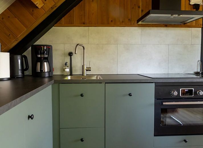 Holzschild des Ferienhauses in Rekken, gelegen in der laendlichen Umgebung von Achterhoek, Gelderland.