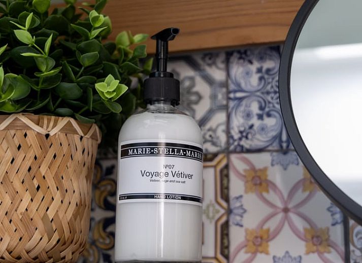 Schoene Aussicht auf gruene Felder vom Ferienhaus in Rekken, Achterhoek, Gelderland.