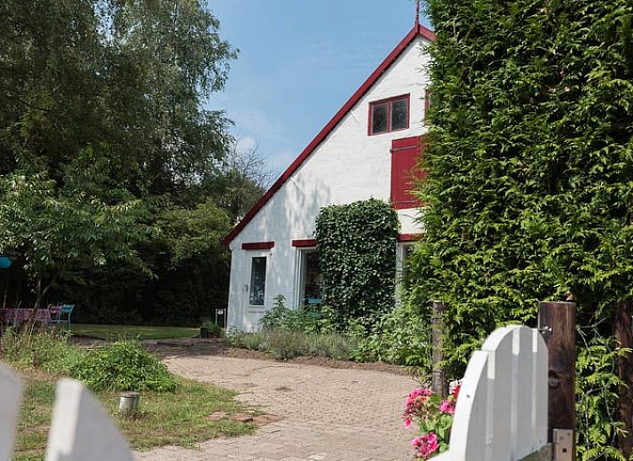 Charming holiday home Cottage in Halle, located in the green Achterhoek region of Gelderland, surrounded by nature and rustic charm.
