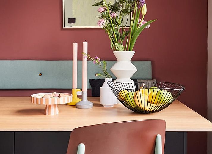 Stijlvolle eetkamer in Vakantiehuis in Halle, Achterhoek, Gelderland met moderne inrichting.