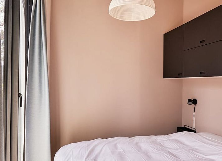Moderne woonkamer met houtkachel in Vakantiehuis in Halle, Achterhoek, Gelderland.