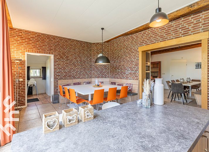 Tafeltennistafel op het terras van DG302 vakantiehuis in Halle, Achterhoek.